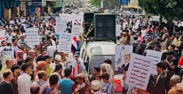 مظاهرات في تعز والخوخة تؤيد قرارات البنك المركزي وترفض أي تراجع عنها