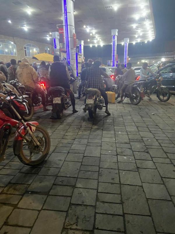 طوابير وازدحام أمام محطات البنزين في صنعاء