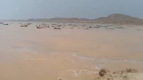 خفر السواحل تنقذ قوارب صيد جرفتها السيول شرق حضرموت