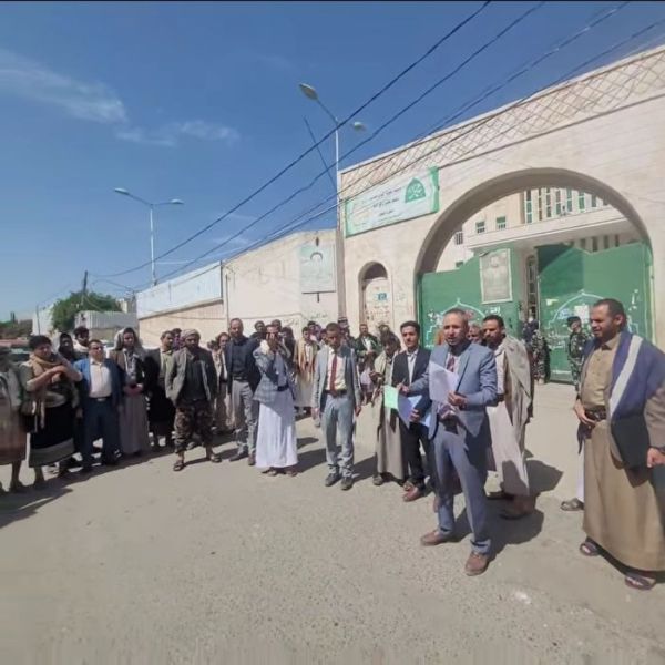 تظاهرة أمام نيابة "جنوب غرب صنعاء" تتهم الحوثيين بالتواطؤ مع طبيب متهم بالقتل