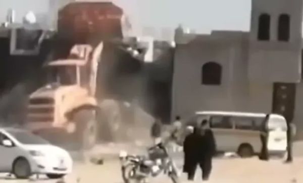 للاستيلاء على الأرض.. الحوثيون يهدمون منزل مغترب في صنعاء بعد طرد النساء والأطفال بالقوة