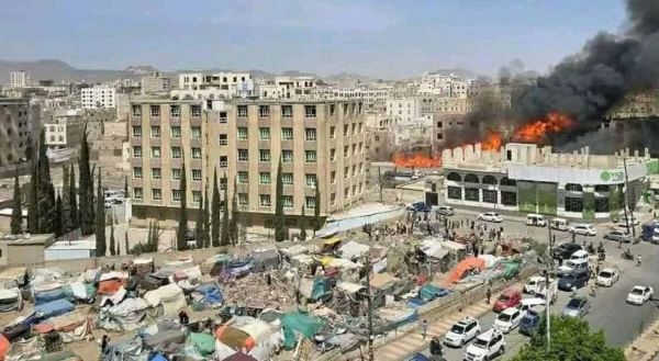 حريق ضخم وسط صنعاء يلتهم عدد من المنازل والمحال التجارية