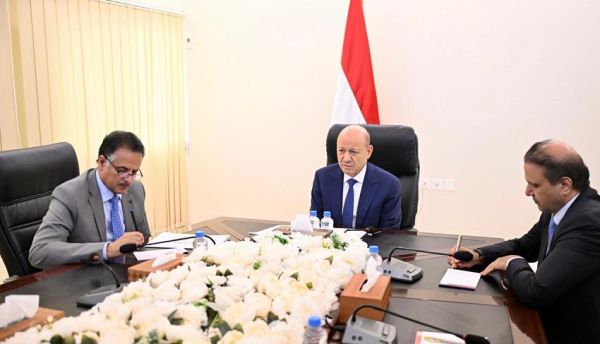 العليمي يلتقي قيادة التكتل الوطني للأحزاب ويؤكد التزام الرئاسة بمشاركة القوى السياسية بالمستجدات