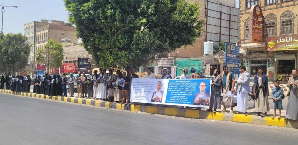 صنعاء.. وقفة احتجاجية رفضًا لنهب ممتلكات شركة برودجي والمطالبة بالإفراج عن عدنان الحرازي