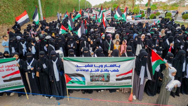 مظاهرة نسوية حاشدة بمحافظة مأرب تندد بجرائم الاحتلال الإسرائيلي في غزة