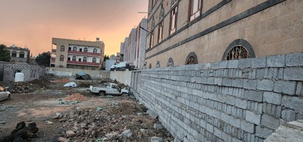 يحدث في صنعاء.. نهب أرض 150 لبنة في الجراف ومصادرة حرم منزل بُني قبل نصف قرن..(صور)