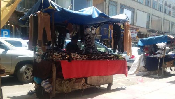 مليشيا الحوثي تبدأ حملة لإزالة البسطات ومنع الباعة المتجولين في شوارع صنعاء
