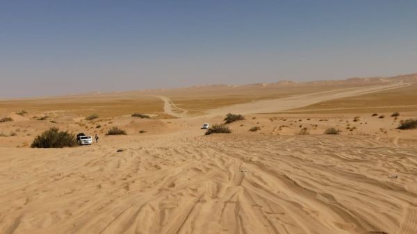 الدفاع تحذر المدنيين.. الجيش يطلق عملية عسكرية لملاحقة العناصر الإرهابية في الطريق الصحراوي شرق اليمن