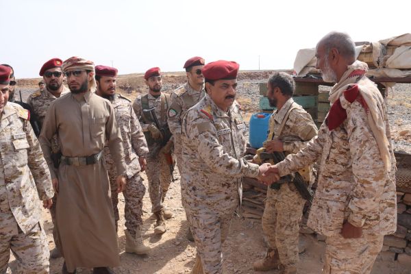 صعدة.. وزير الدفاع يتفقد المواقع الأمامية في جبهات كتاف والبقع