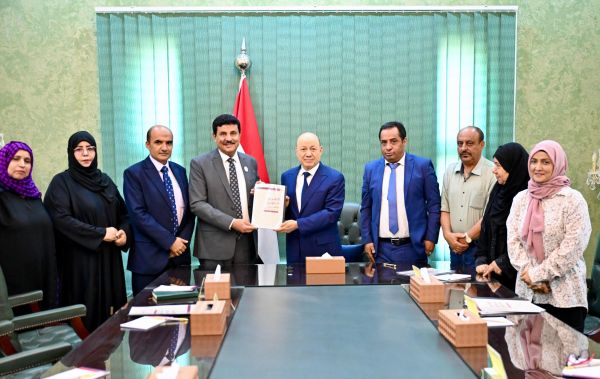 العليمي يتسلم التقرير السنوي للجنة الوطنية للتحقيق في ادعاءات انتهاكات حقوق الإنسان