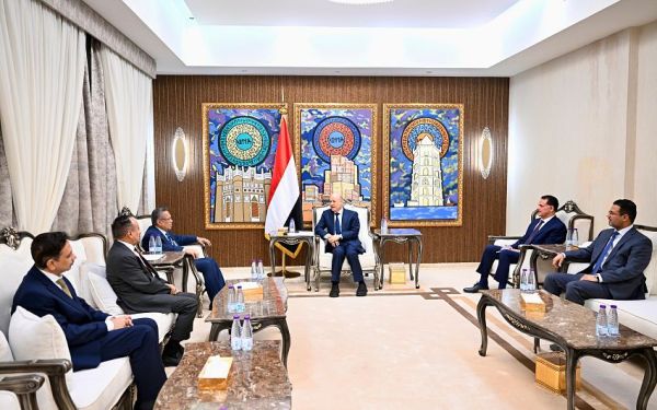 "العليمي" يؤكد المضي في عملية الإصلاحات المنسّقة مع الشركاء الدوليين لضمان تدفّق المساعدات الدولية