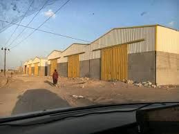 للاستيلاء عليها بأثمان بخسة.. مليشيا الحوثي تحذر ملاك الهناجر في صنعاء من تعرضها للقصف الإسرائيلي