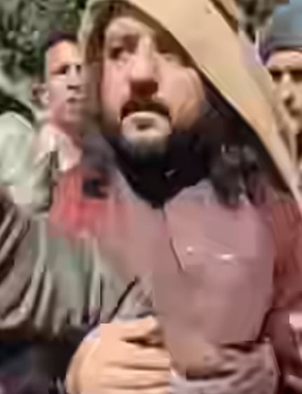 مقاطع فيديو ونشطاء.. الحوثيون يختطفون الفنان يحيى عنبة أثناء جنازة الفنان علي عنبة بصنعاء