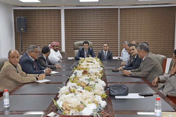 الفريق الفني للجنة تمويل الواردات يدعو القطاع التجاري لتوريد مبيعاته أولًا بأول إلى البنوك