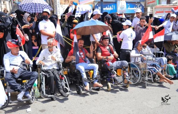 جرحى الجيش في تعز يطالبون بمستحقاتهم المتأخرة