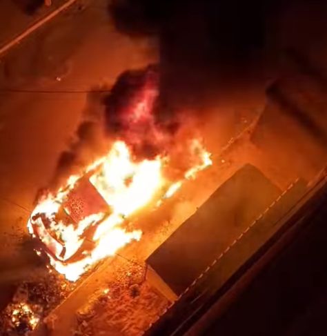 عصابة مسلّحة تحرق سيارة مستثمر في صنعاء