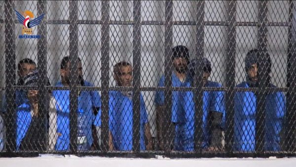 الفاجعة في صنعاء.. أمهات وآباء وإخوة وزوجات ينهارون أمام محكمة للحوثيين أصدرت أوامر قتل بحق ذويهم