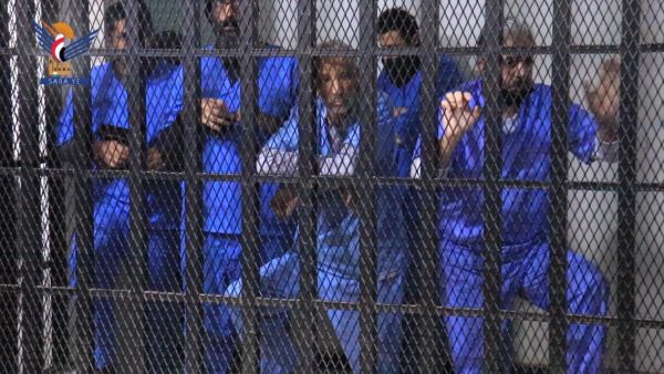 محاكمة صورية لموظفين سابقين في سفارة واشنطن.. الحوثيون يستغلون المختطفين لتدريب طلبة الشريعة