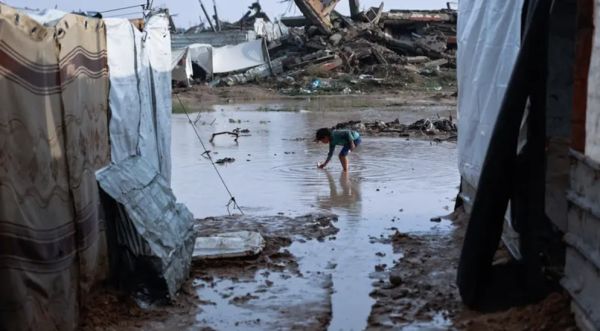 ووفاة 16 بينهم أطفال.. مئات الآلاف يواجهون خطر الغرق جرّاء العاصفة في قطاع غزة