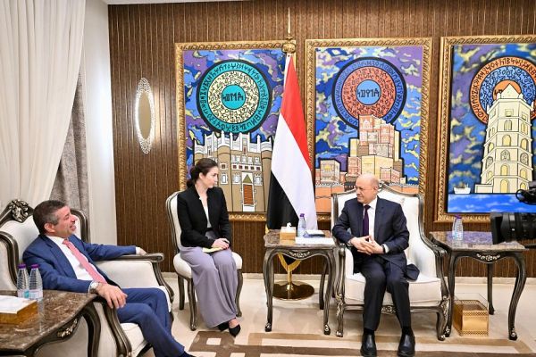 الرئيس العليمي يحذّر من تداعيات فرض «أي إجراءات أحادية» في شرق اليمن