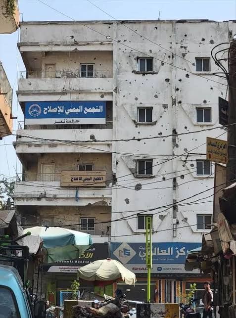 الأحزاب السياسية في تعز والسلطة المحلية تدينان التفجير الإرهابي الذي استهدف مقر الإصلاح