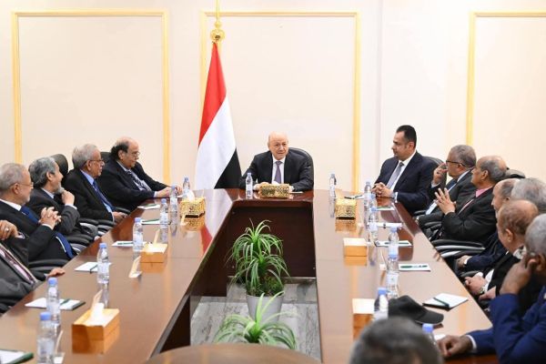 العليمي يحذر من أي محاولة للالتفاف على القرارات السيادية ويدعو إلى خطاب مسؤول يعلي قيم الدولة والتعايش