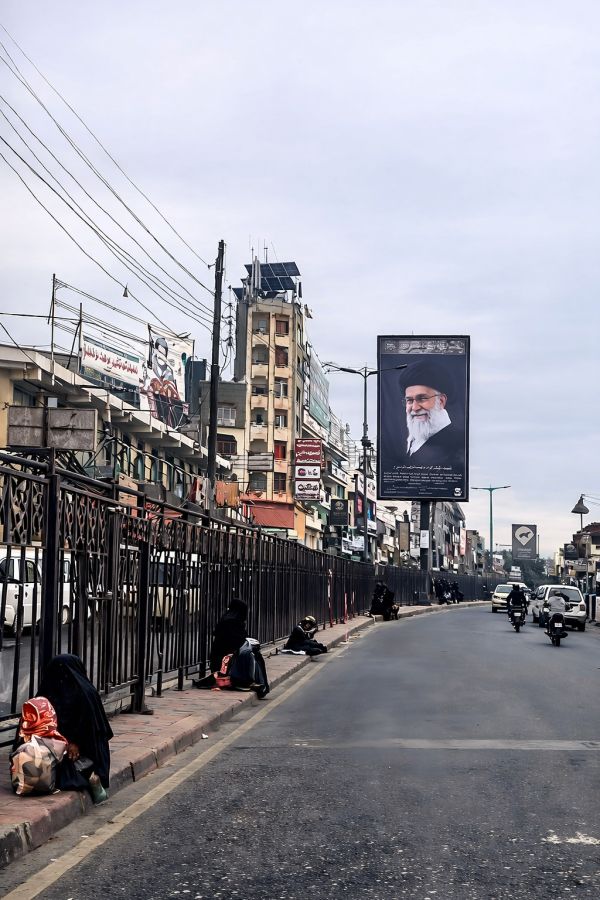 صنعاء مختزلة في صورة.. نساء يبحثن عن لقمة العيش تحت لوحة ضخمة لخامنئي رفعها الحوثيون