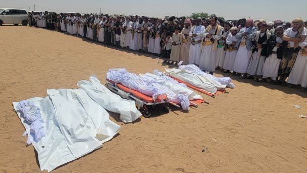 مأرب.. تشييع رسمي وشعبي لجثامين 10 شهداء من أسرة واحدة