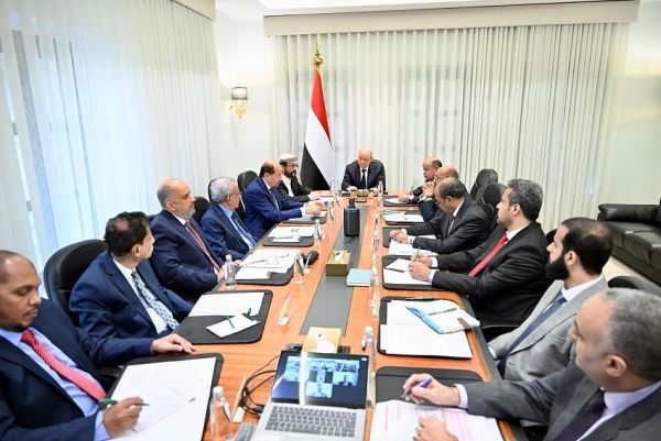 اجتماع مصغر للحكومة ومحافظي المحافظات المحررة برئاسة العليمي يشدد على إزالة نقاط الجبايات