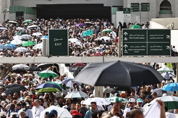 بينهم 21 ألف حاج يمني.. حجاج بيت الله يتوجهون إلى منى لقضاء يوم التروية