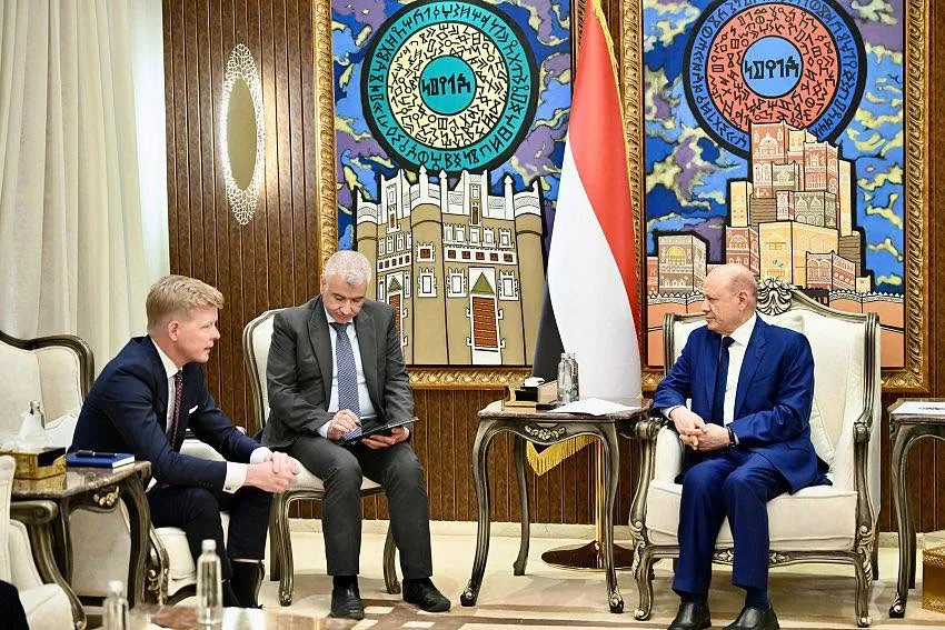 "العليمي": السلام في اليمن يبدأ بإنهاء مشروع النظام الإيراني واستعادة مؤسسات الدولة الوطنية