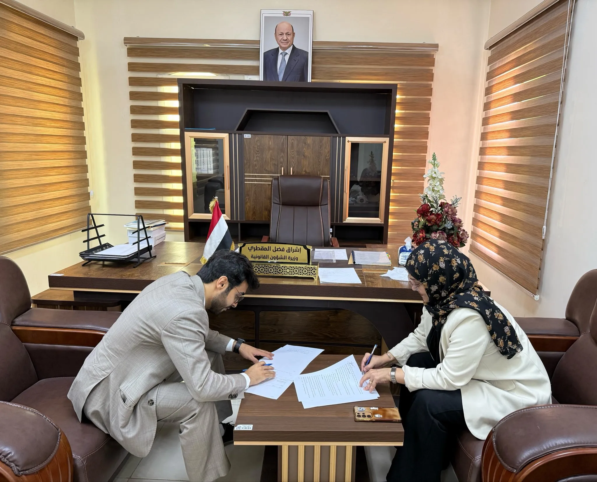 وزيرة الشؤون القانونية توقع مذكرة تفاهم لتعزيز التعاون في تطوير الأطر القانونية لحماية المدنيين