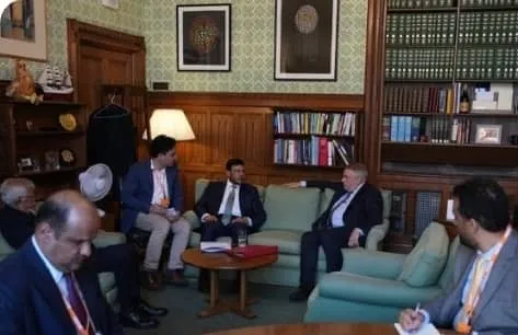 عبد الله العليمي يبحث مع زعيم مجلس العموم البريطاني مستجدات الأوضاع وخطورة التدخلات الإيرانية السافرة
