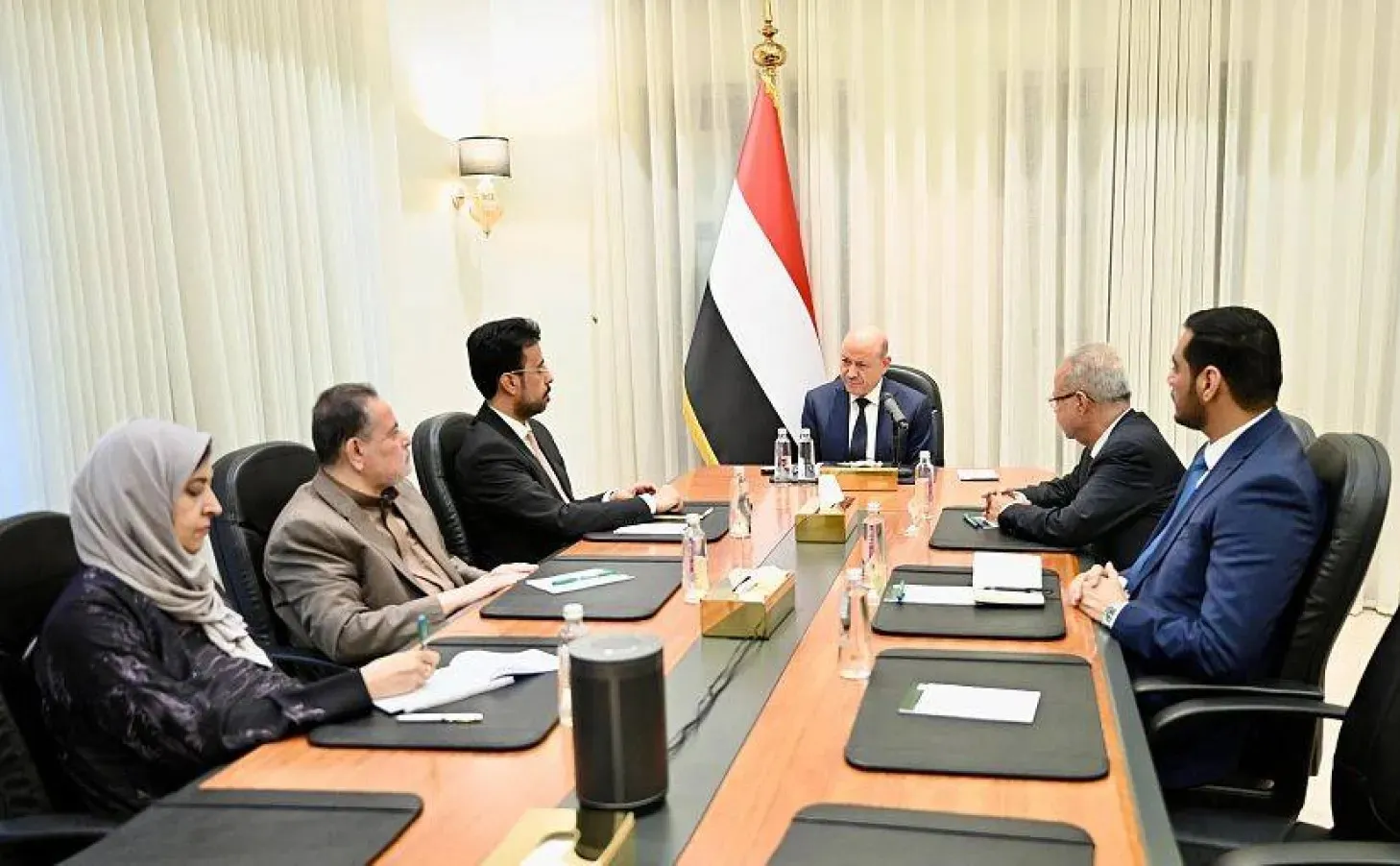 الرئيس العليمي: الدولة لن تسمح باستمرار نهج الابتزاز والتهديد والوعيد ومصادرة قرار الحرب والسلم