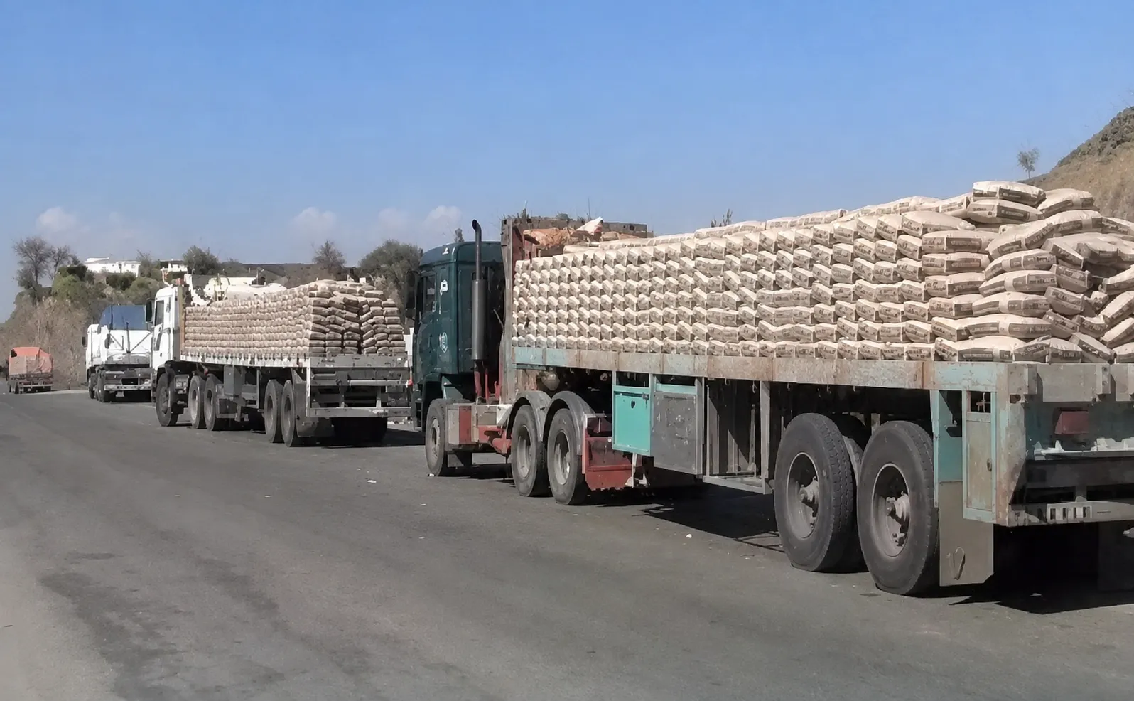 مليشيات الحوثي تقر زيادة على جمارك الأسمنت المستورد وضريبة مبيعاته