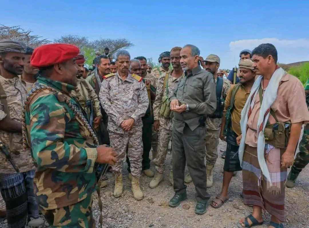 عضو مجلس القيادة الصبيحي يتفقد ابطال القوات المسلحة في الخطوط الأمامية لجبهتي باب المندب وطور الباحة