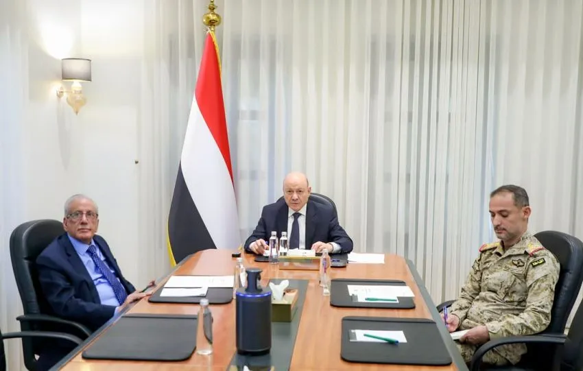 رئيس مجلس القيادة يشيد بكفاءة القوات المسلحة ويوجه بتسريع تنفيذ قراري العودة الآمنة والتعبئة العامة