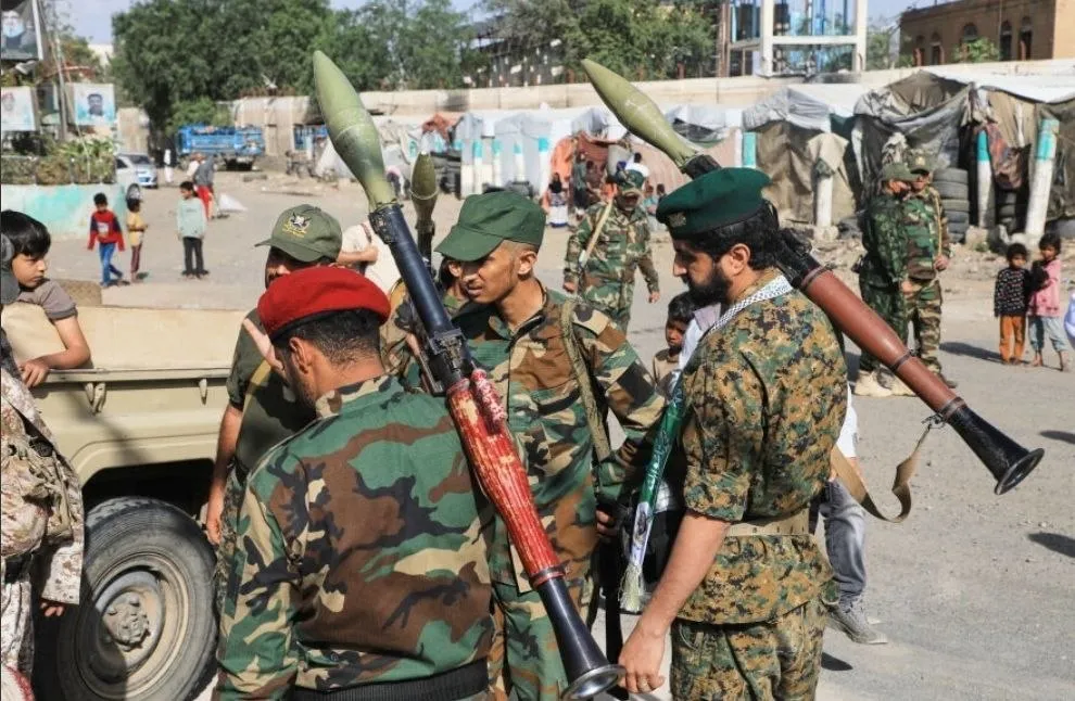 من الوظيفة إلى الجبهة.. موظفو صنعاء في مرمى التجنيد الحوثي