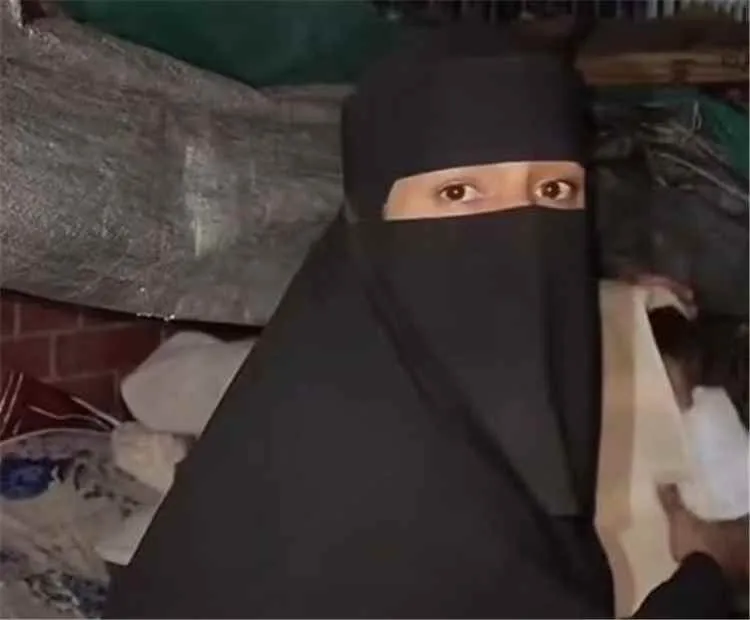 بعد قطع المليشيا رواتبها.. الفنانة دلال محمد علي تفترش رصيف صنعاء برفقة أبنائها