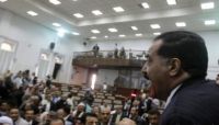 مشادات واشتباكات بالأيدي في برلمان حكومة الانقلاب بصنعاء مشادات واشتباكات بالأيدي في برلمان حكومة الانقلاب بصنعاء