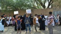 الميليشيا الانقلابية تعتدي على تظاهرة بصنعاء تطالب بصرف مرتبات موظفي الدولة
