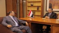 رئيس الوزراء يطمئن على صحة أمين العاصمة اللواء عبدالغني جميل رئيس الوزراء يطمئن على صحة أمين العاصمة اللواء عبدالغني جميل