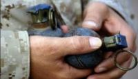 مشرف حوثي يلقي "قنبلة يدوية" إلى داخل سجن بصنعاء ويصيب أكثر من 20 سجيناً مشرف حوثي يلقي "قنبلة يدوية" إلى داخل سجن بصنعاء ويصيب أكثر من 20 سجيناً