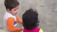 صورة لطفل يطعم رفيقته بعد زلزال إيران تشعل مواقع التواصل الاجتماعي صورة لطفل يطعم رفيقته بعد زلزال إيران تشعل مواقع التواصل الاجتماعي
