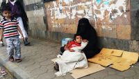 فقراء أمام مطاعم صنعاء فقراء أمام مطاعم صنعاء