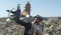 مسلحون حوثيون يرمون مصحفاً على الأرض في أحد مراكز التحفيظ بصنعاء مسلحون حوثيون يرمون مصحفاً على الأرض في أحد مراكز التحفيظ بصنعاء