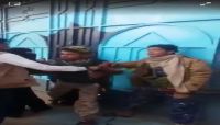بالفيديو.. الحوثيون يقتحمون مدرسة أهلية بصنعاء ويعتدون على المعلمات لإجبار الطلاب على التجنيد بالفيديو.. الحوثيون يقتحمون مدرسة أهلية بصنعاء ويعتدون على المعلمات لإجبار الطلاب على التجنيد