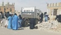 الحوثيون يجبرون سجينات على القيام بإعمال شاقة في شوارع العاصمة صنعاء الحوثيون يجبرون سجينات على القيام بإعمال شاقة في شوارع العاصمة صنعاء