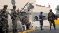 تسريح 360 موظفًا يمنيًا كانوا يعملون لدى السفارة الأمريكية بصنعاء تسريح 360 موظفًا يمنيًا كانوا يعملون لدى السفارة الأمريكية بصنعاء