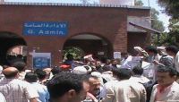 مسلحون يهاجمون بوابة الطوارئ في مستشفى الثورة بصنعاء مسلحون يهاجمون بوابة الطوارئ في مستشفى الثورة بصنعاء